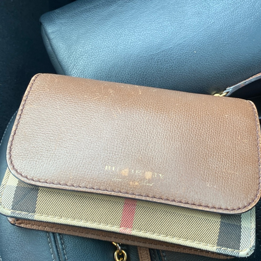 Preowned BURBERRY Leather And House Check Wallet With Detachable Strap In Tan.